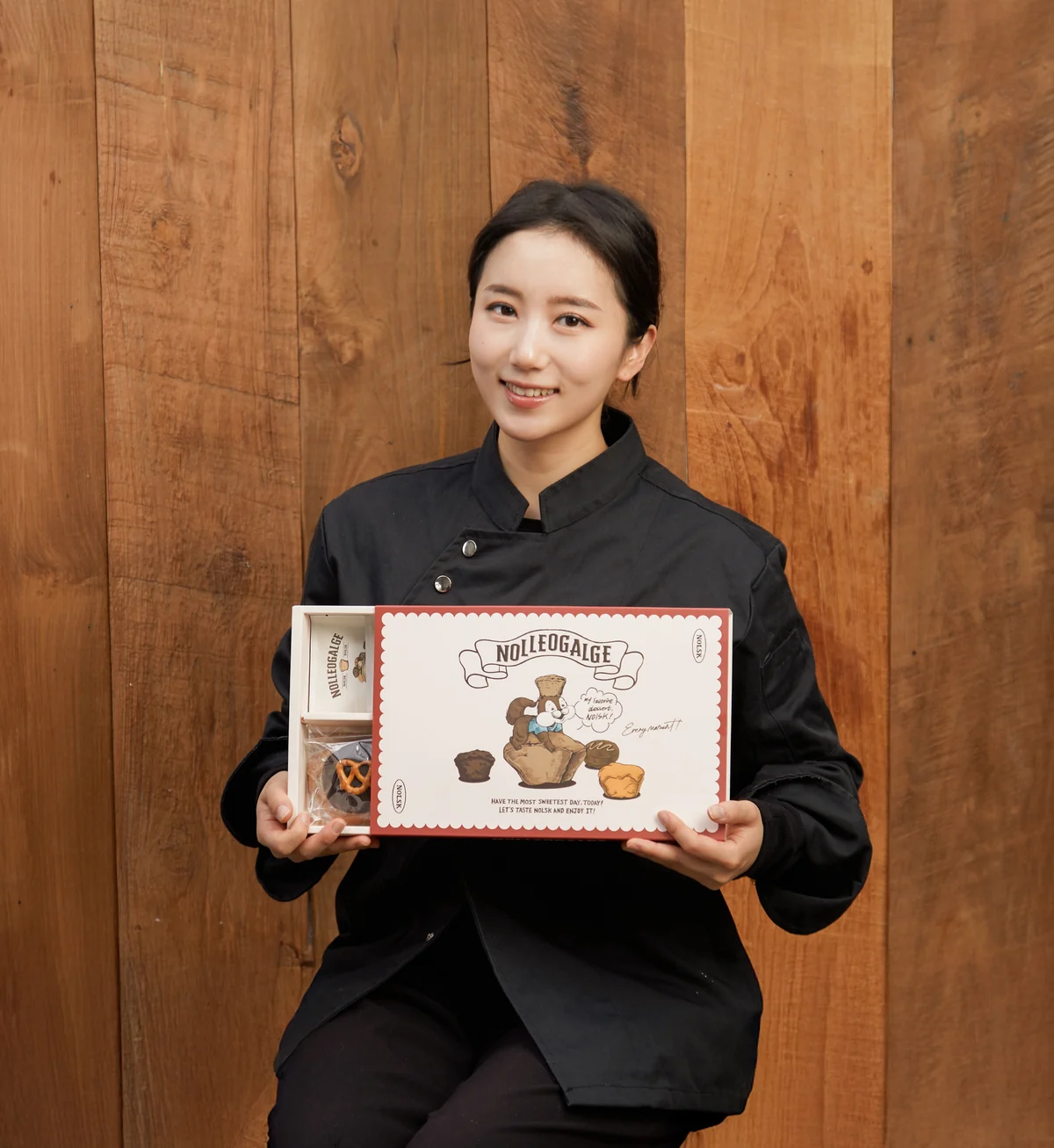 A NOLSK baker holding a Nolleogalge gift box at the Changwon bakery